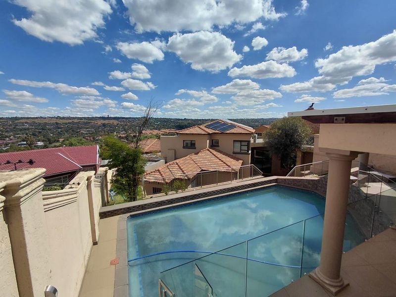 Luxurious Fully Furnished 4-Bedroom Double-Storey Home with Stunning Views in Roodekrans - Photo 4