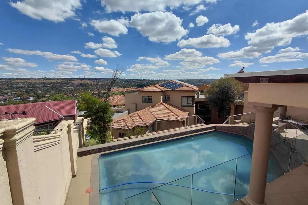 Luxurious Fully Furnished 4-Bedroom Double-Storey Home with Stunning Views in Roodekrans - Photo 4