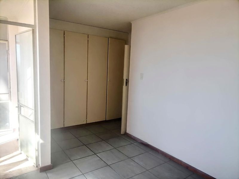 **Spacious 2-Bedroom Apartment – Great Investment Opportunity** - Photo 8