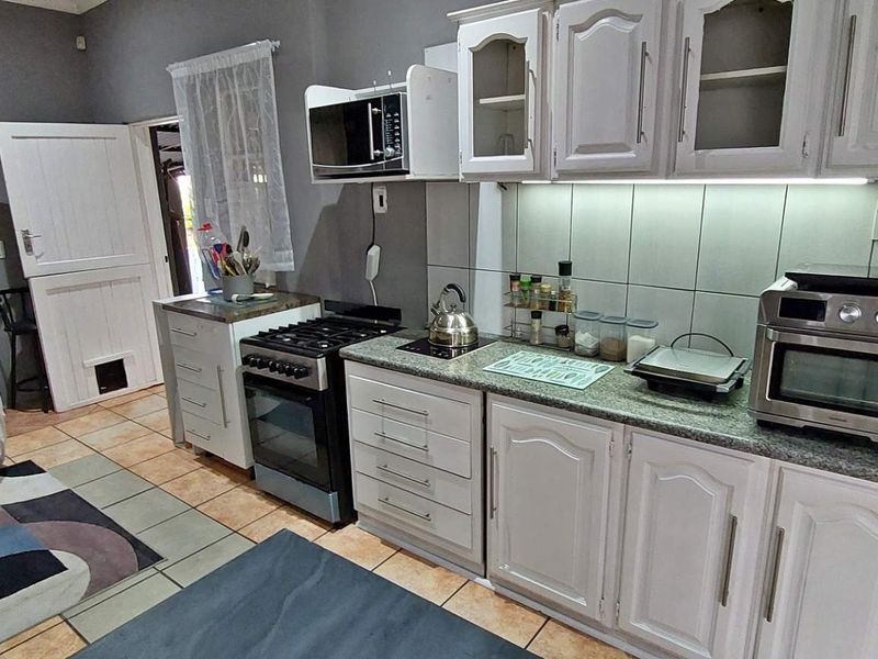 Family Home with Guest Suite and Flatlet. - Photo 8