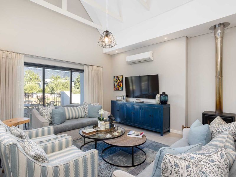 Magnificent Four-Bedroom Home to Rent on Val de Vie Estate, Offered Fully Furnished - Photo 9