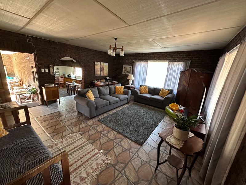 Charming 4 bedroom home with income-generating flat in Glencoe - Photo 9