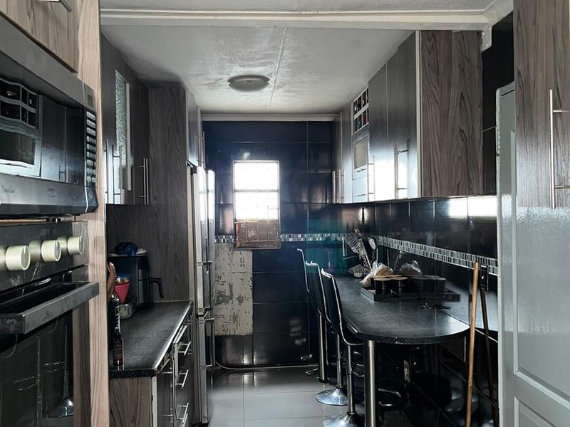 2-Bedroom Double Storey Freestanding House + 2 rooms outside( Income generating) - Photo 2