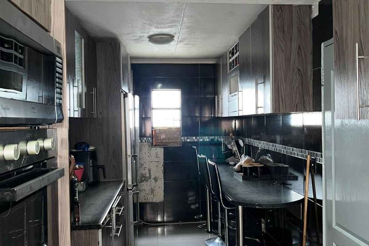 2-Bedroom Double Storey Freestanding House + 2 rooms outside( Income generating) - Photo 2