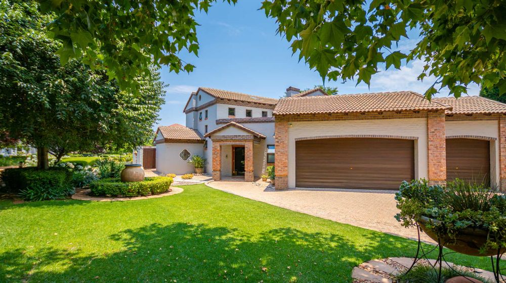 Interesting entrance with 3 garages