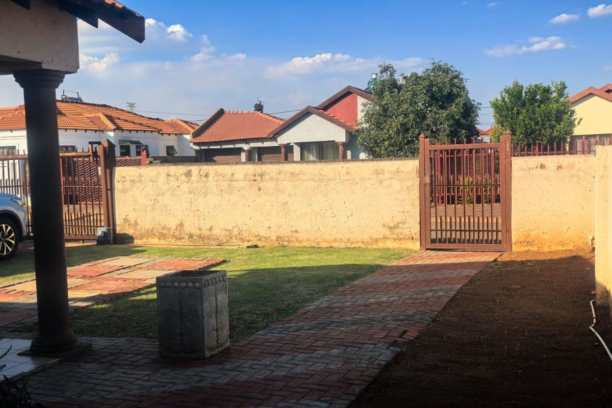 3 bedrooms house for sale in Soshanguve VV - Photo 3