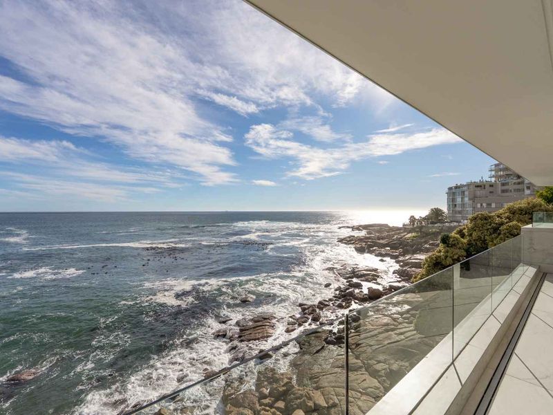 Exceptional Oceanfront Penthouse in Bantry Bay - Photo 1