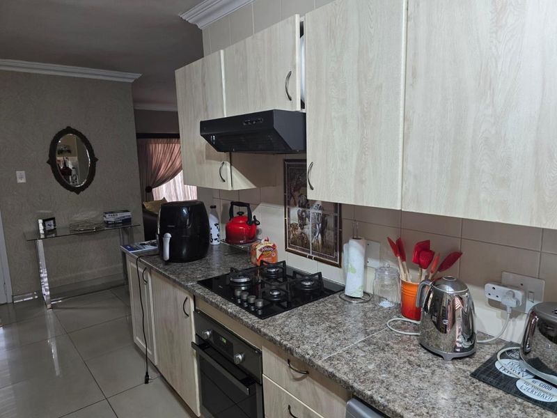 3 Bedroom Townhouse in Glen Marais - Photo 5