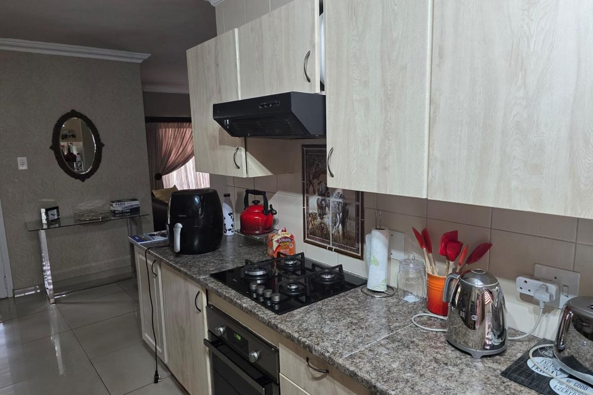 3 Bedroom Townhouse in Glen Marais - Photo 5