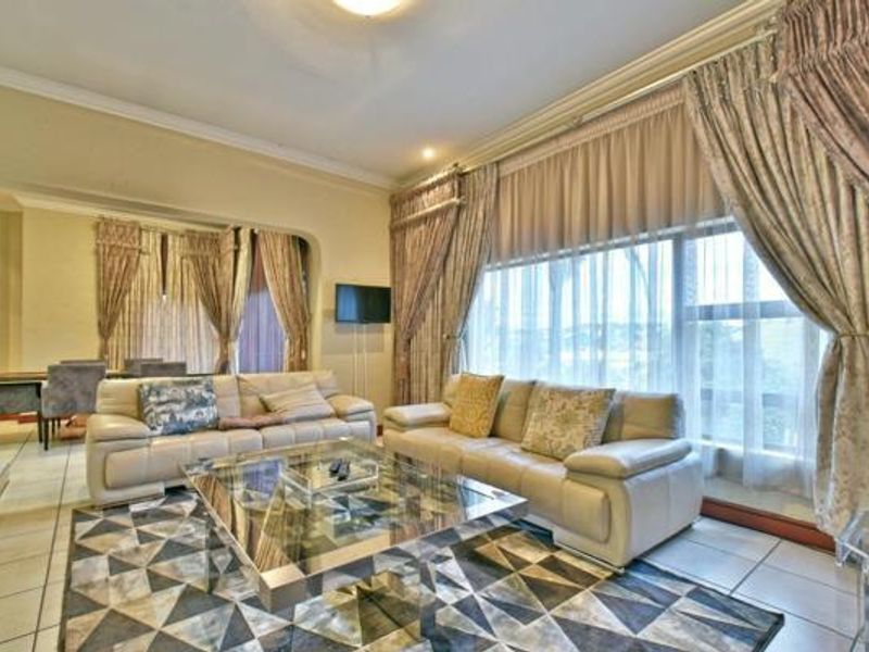 A Hillside Masterpiece with Panoramic Views & Unrivalled Entertaining - Photo 10