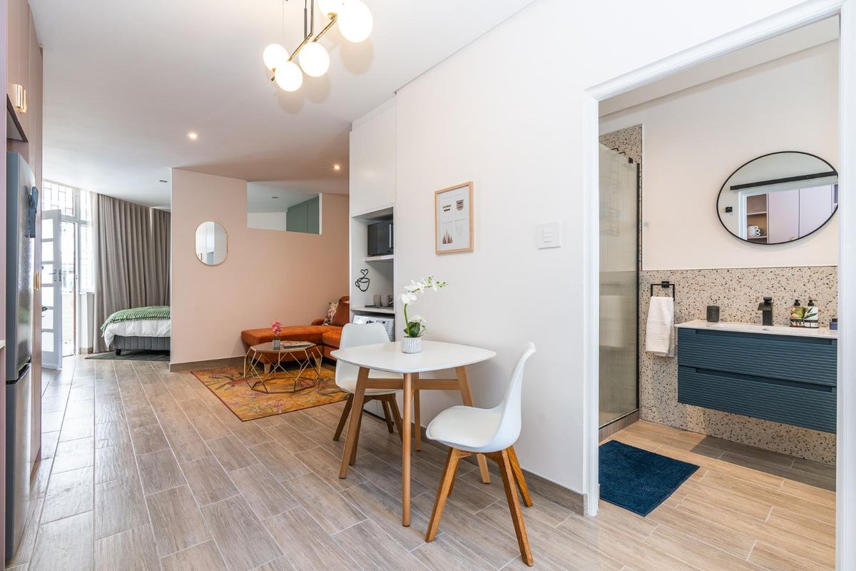 Modern 1-Bedroom Apartment with Balcony – Beach Road, Sea Point - Photo 2