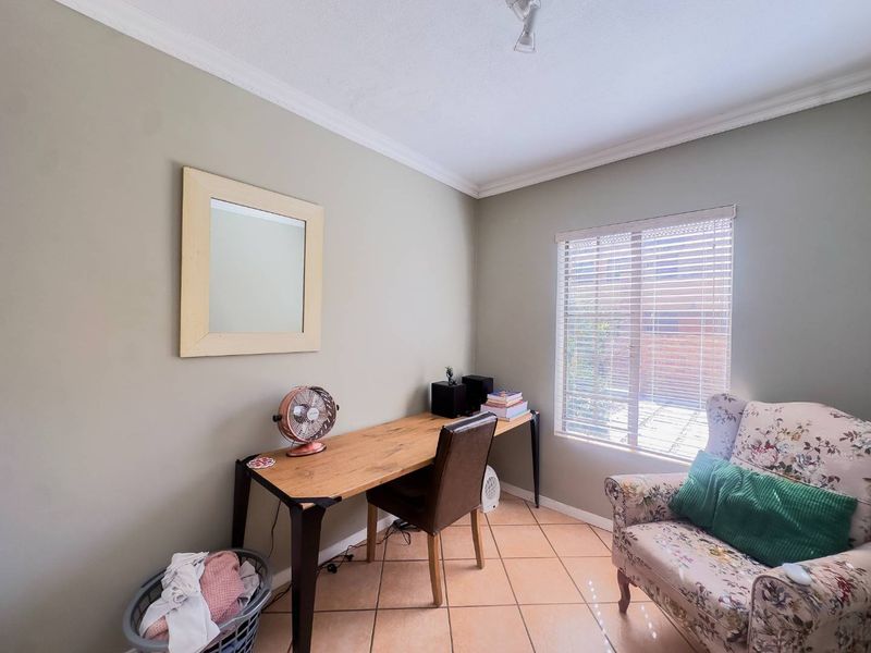 Stylish Renovated 2 Bedroom Townhouse with Stunning Garden in Equestria - Photo 8