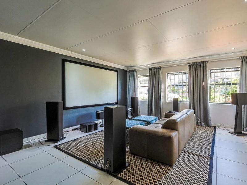 Spacious family home nestled in Lynnwood Glen. - Photo 8