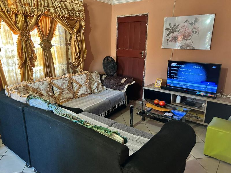 3 bedrooms house for sale in Soshanguve HH - Photo 3