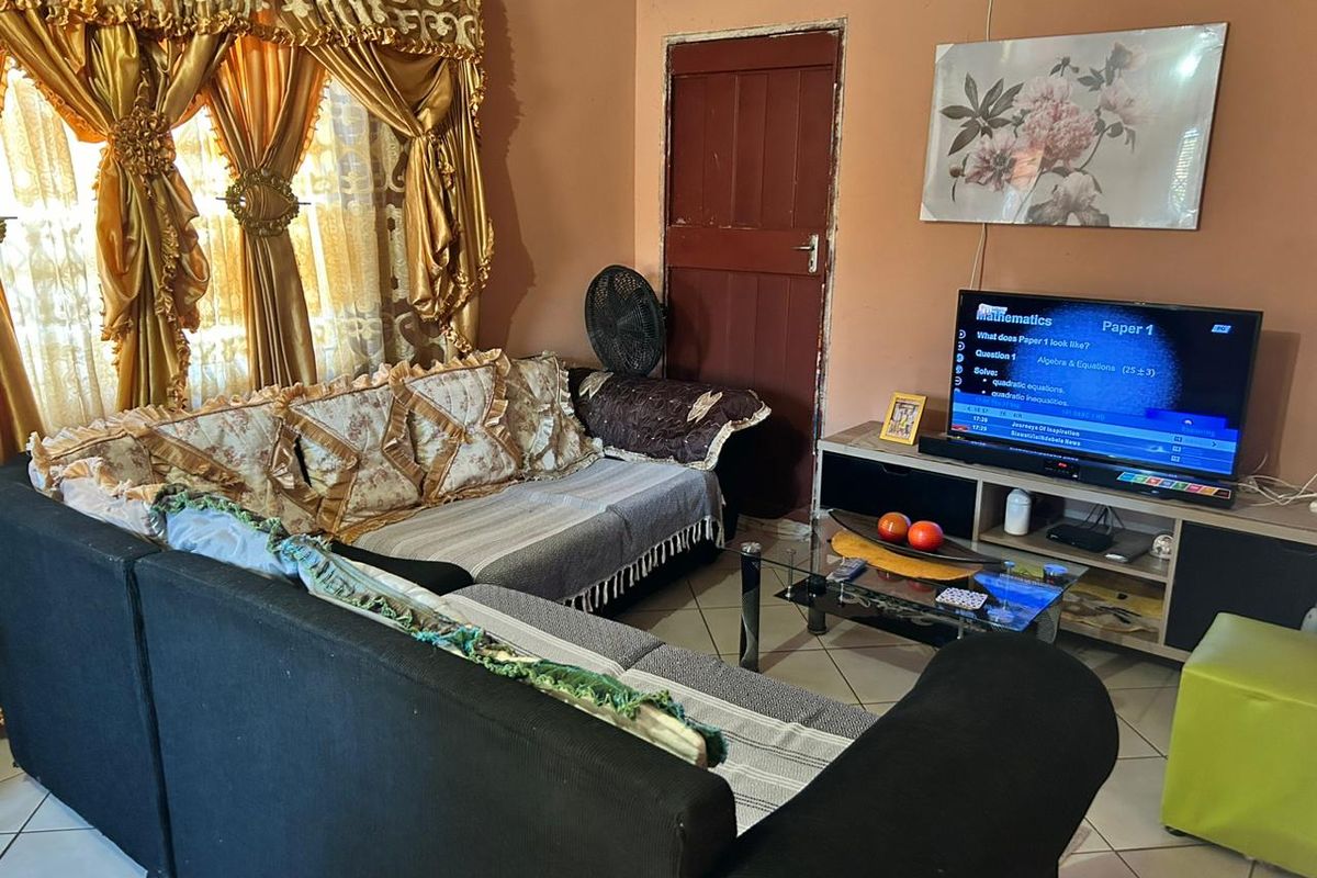 3 bedrooms house for sale in Soshanguve HH - Photo 3