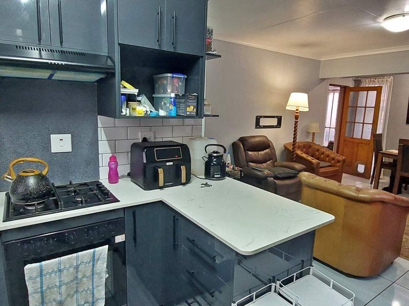 2 Bed Cluster in Pet Friendly Secure Complex - Photo 7