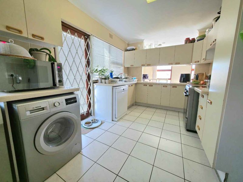 Spacious 4-Bedroom Family Home in Tygerhof, Cape Town - Photo 10