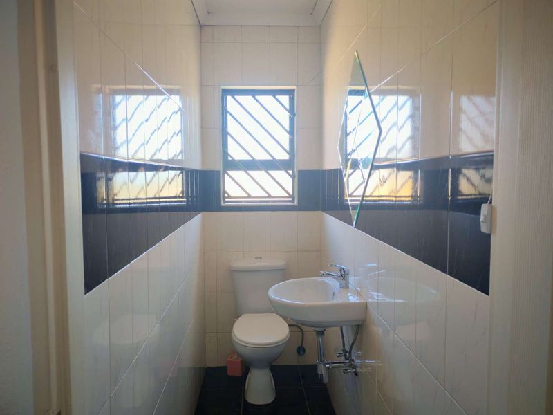 Prime Location & Stunning Views: Your New Home Awaits! - Photo 10