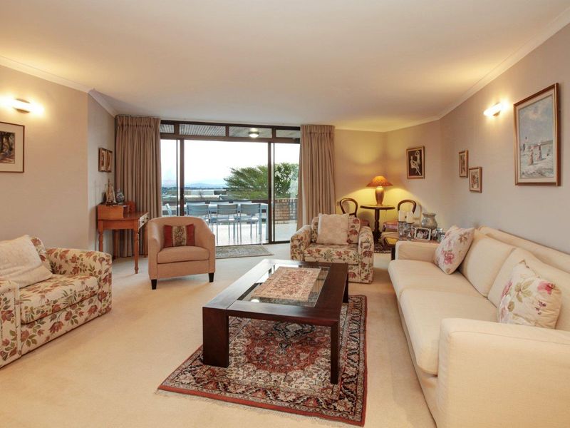 Large 4 Bedroom Home with 1 bedroom apartment to let In Welgemoed - Photo 5