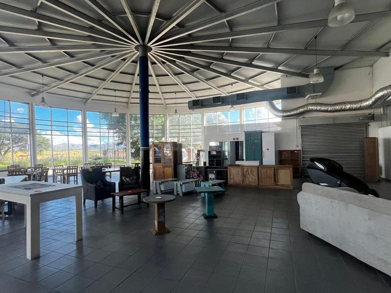 Prime Showroom Opportunity – Ideal for Vehicle Sales or Display - Photo 2