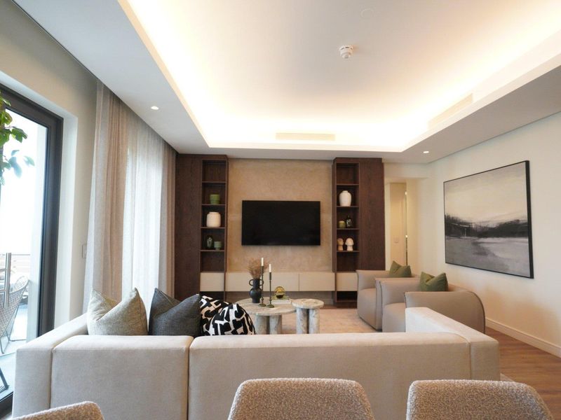 Stunning 4-Bedroom Apartment in City Center, Steyn City - Photo 3