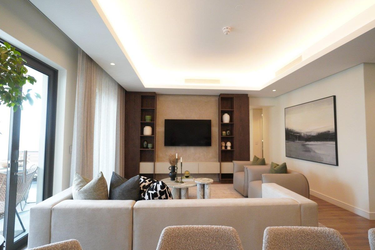 Stunning 4-Bedroom Apartment in City Center, Steyn City - Photo 3