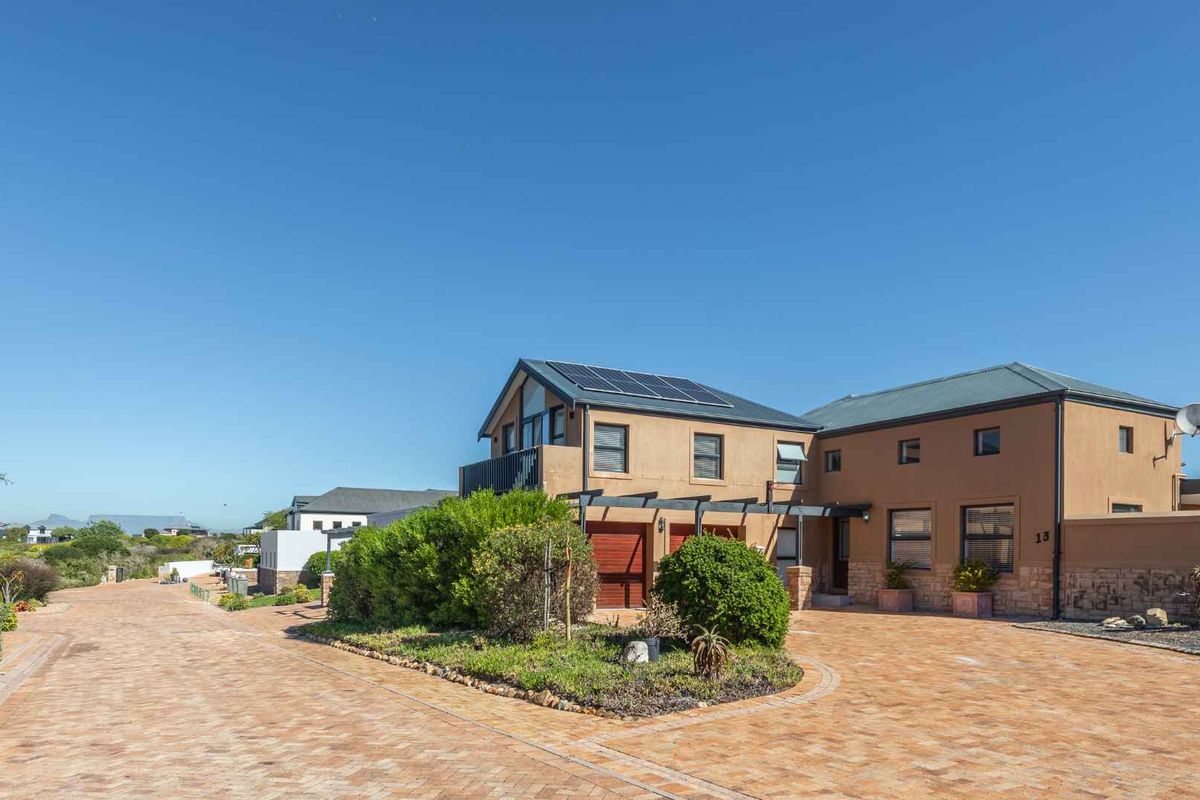 Drive, Chip, and Chill: Exclusive Cul-de-Sac Living on the Estate - Photo 5