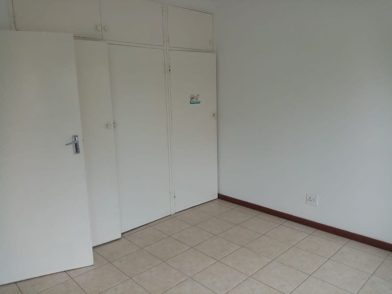 Spacious 2 Bedroom apartment available in Windsor West - Ideal Lock-Up & Go - Photo 9