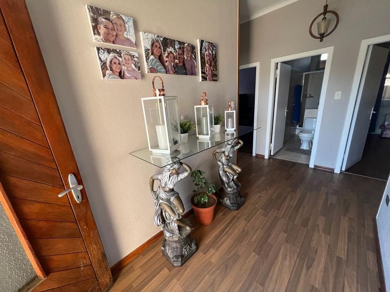 FOR SALE - 4 BEDROOM HOUSE WITH 2 FLATS IN KRAMERSDORF - Photo 3