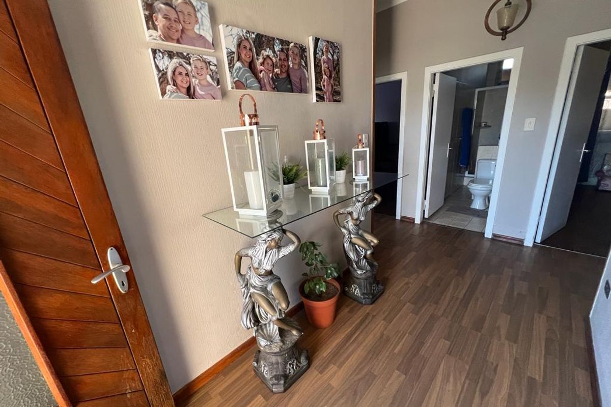 FOR SALE - 4 BEDROOM HOUSE WITH 2 FLATS IN KRAMERSDORF - Photo 3