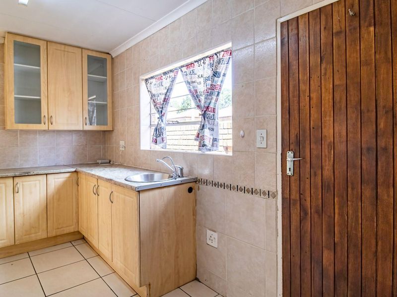 Lovely 3 bed, 2 bath cluster available in Northriding - Photo 4