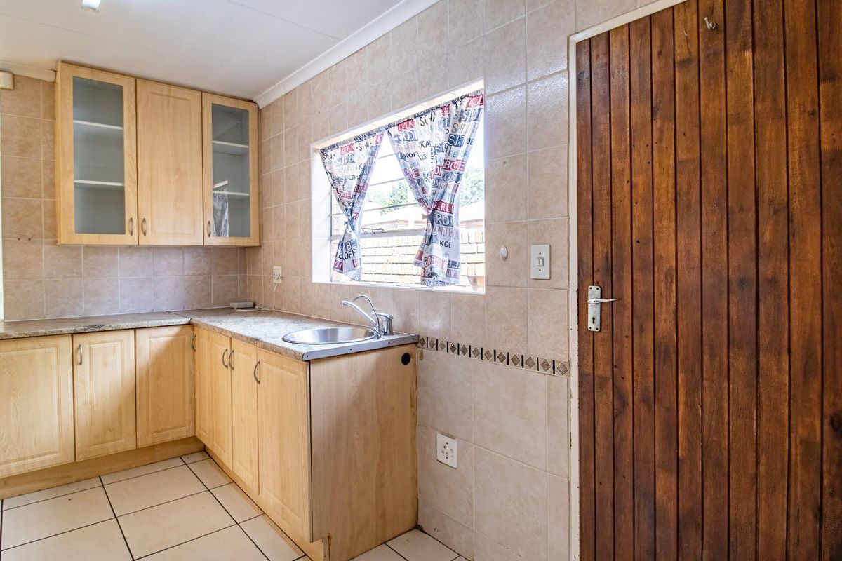 Lovely 3 bed, 2 bath cluster available in Northriding - Photo 4