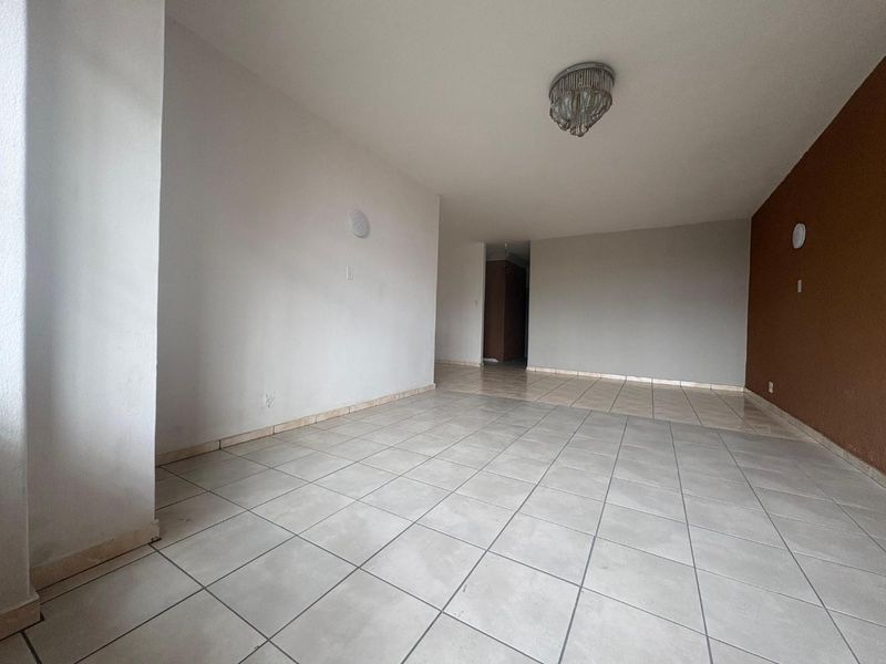 Spacious Ground Floor Apartment with Private Garden - Photo 3