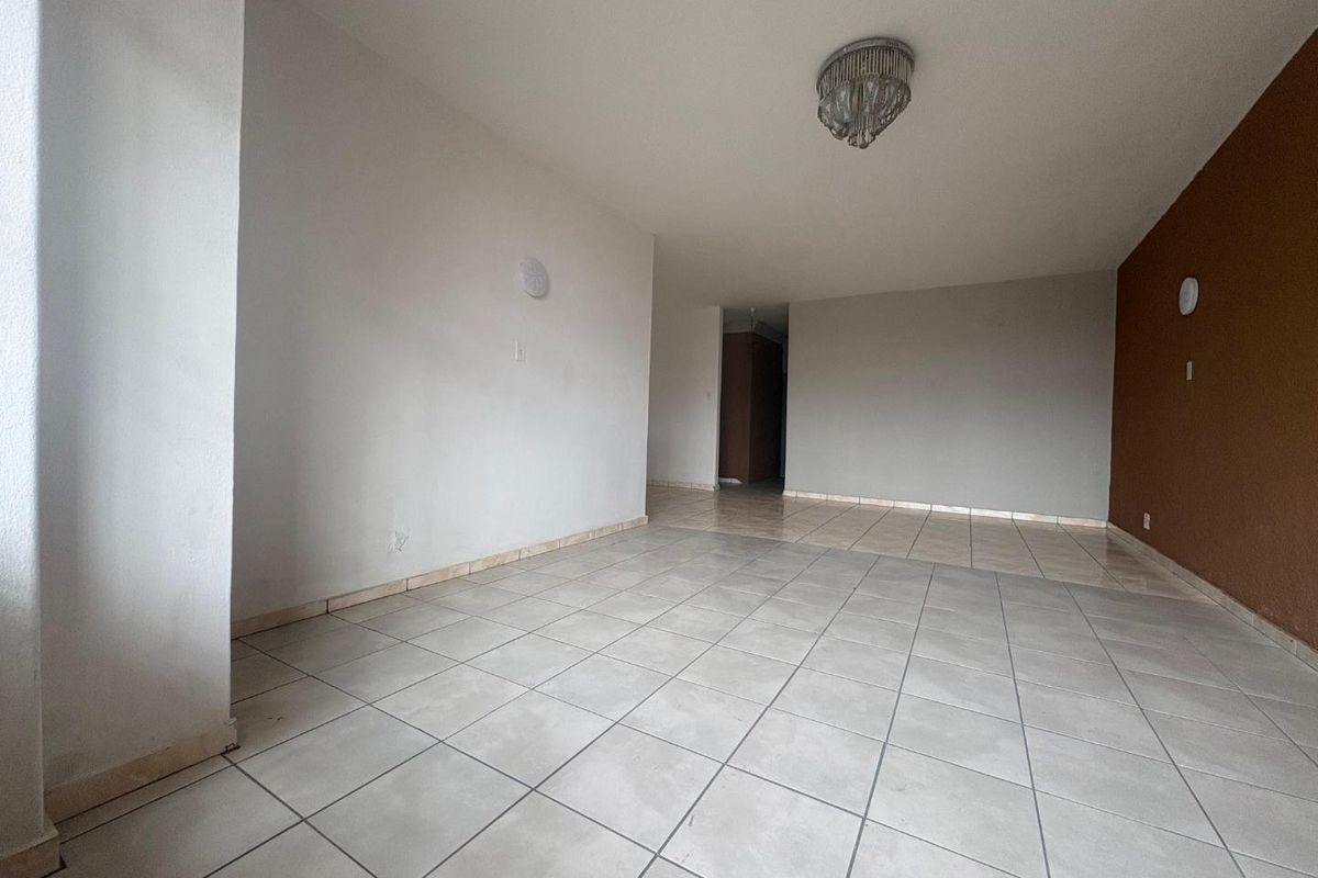 Spacious Ground Floor Apartment with Private Garden - Photo 3