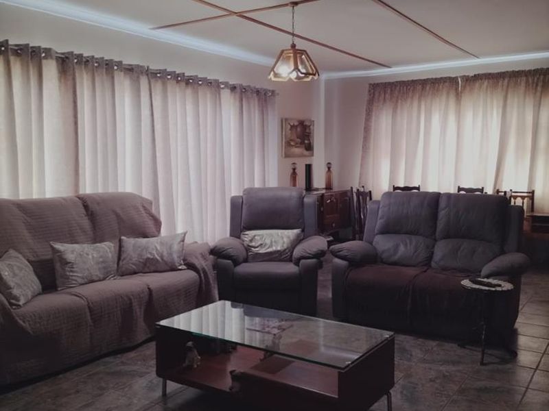 **A Spacious Family Home Perfect for Entertaining** - Photo 3
