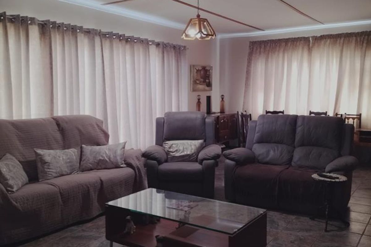 **A Spacious Family Home Perfect for Entertaining** - Photo 3