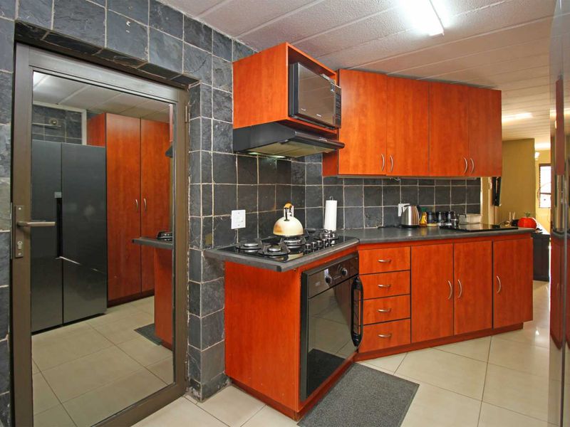 Modern Estate Gem with Entertainment Flair & Holiday Vibes! - Photo 5