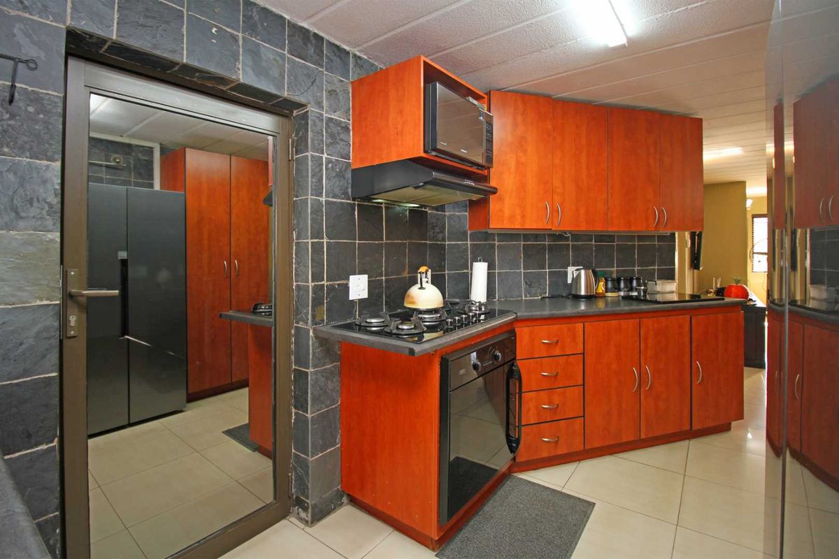 Modern Estate Gem with Entertainment Flair & Holiday Vibes! - Photo 5