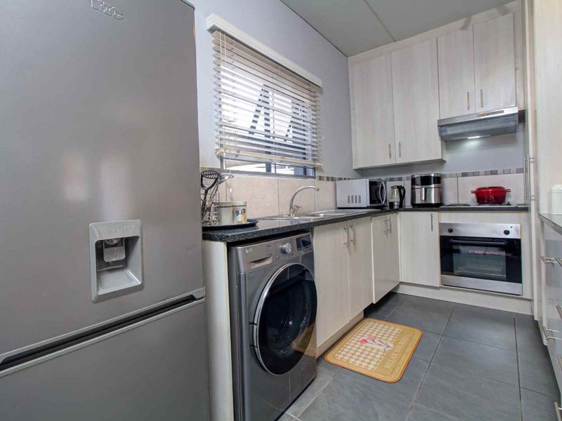 Modern Townhouse in Prime Location with Excellent Amenities - Photo 4