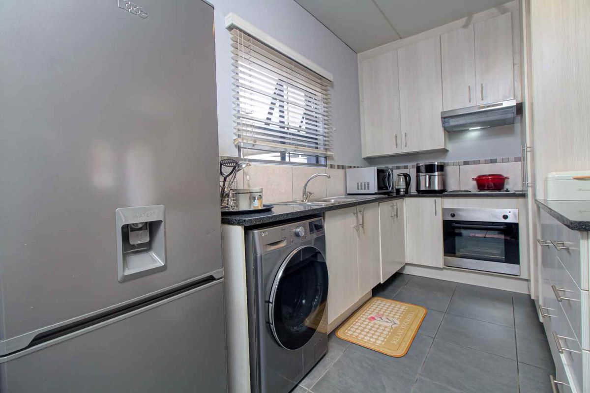 Modern Townhouse in Prime Location with Excellent Amenities - Photo 4