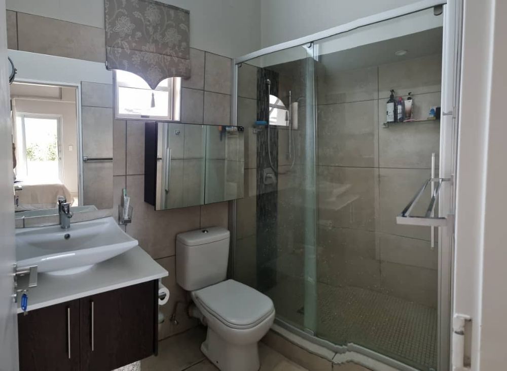 Main bedroom bathroom