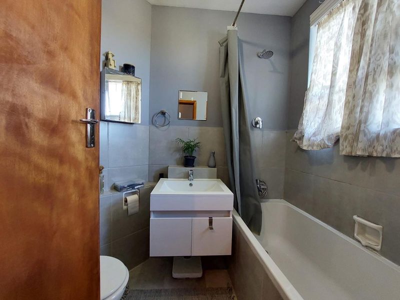 Bachelor apartment to let in Mouille Point - Photo 10