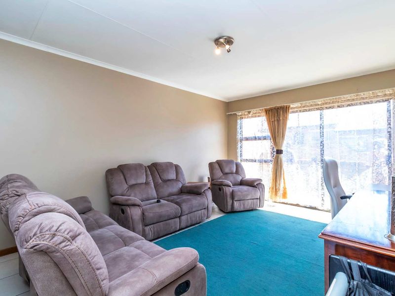 Low Maintenance Two Bedroom Home - Photo 6