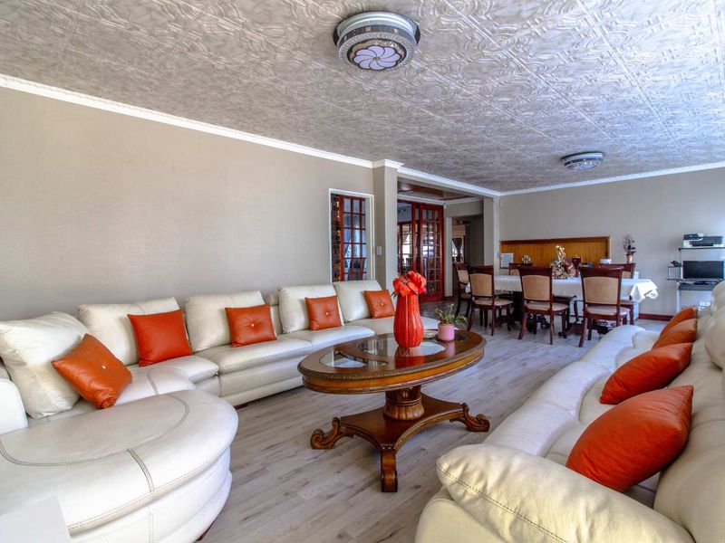 Spacious family home in the prestigious Alberante Estates - Photo 10