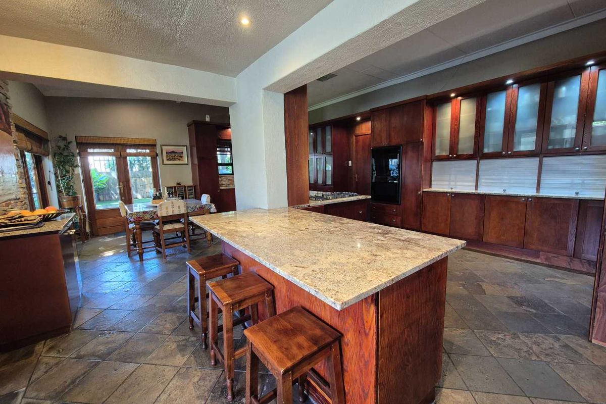 BEAUTIFUL 5 BEDROOM HOUSE WITH LOTS OF CARACTER FOR SALE KLEIN WINDHOEK - Photo 3