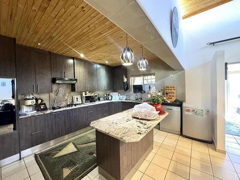 4 Bedroom House For Sale in Elisenheim - Photo 7