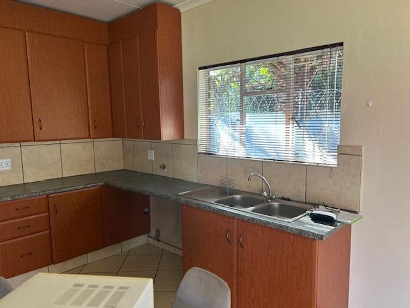 Garden Cottage For Rent in Brackenhurst - Photo 3