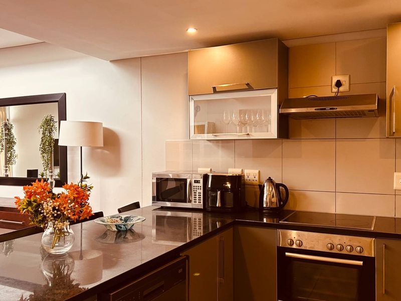 Exceptional Top Floor Apartment with Iconic Mountain & City Views - Photo 7