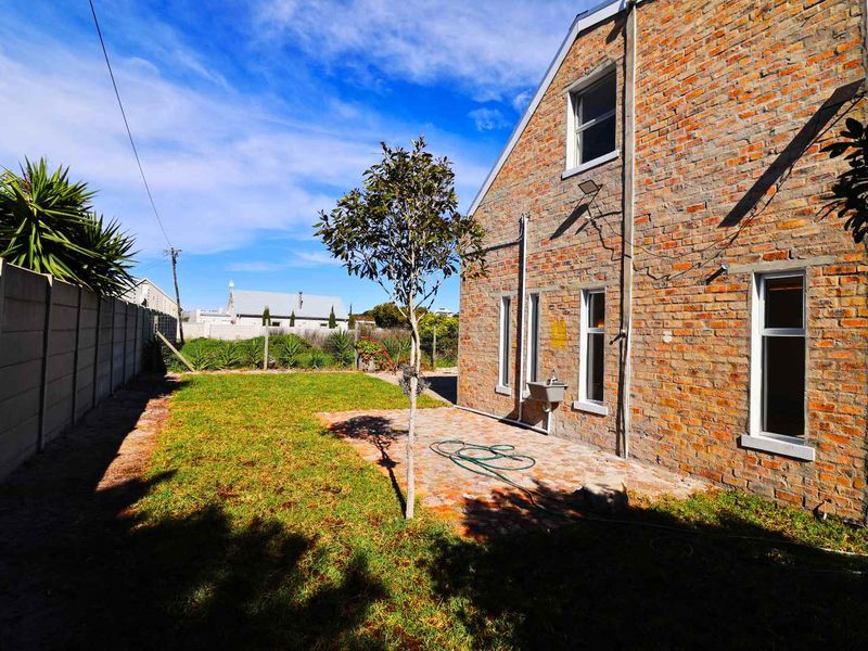 Where Mountain Views Meet Modern Family Living - Photo 7