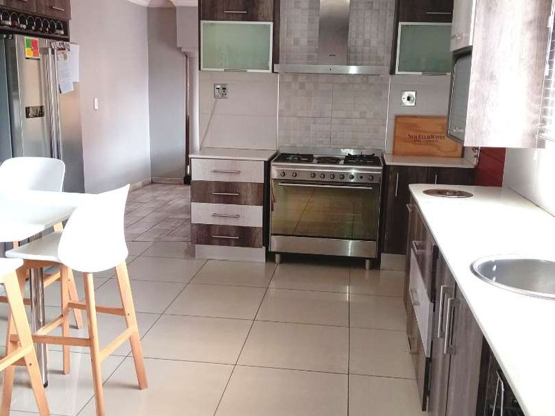 FIVE BEDROOM HOUSE FOR SALE IN KLIPPOORTJE,GERMISTON - Photo 3